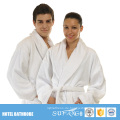 Günstige weiße Kimono dünne Mikrofaser Korallen Fleece Hotel Paare Bademantel Set